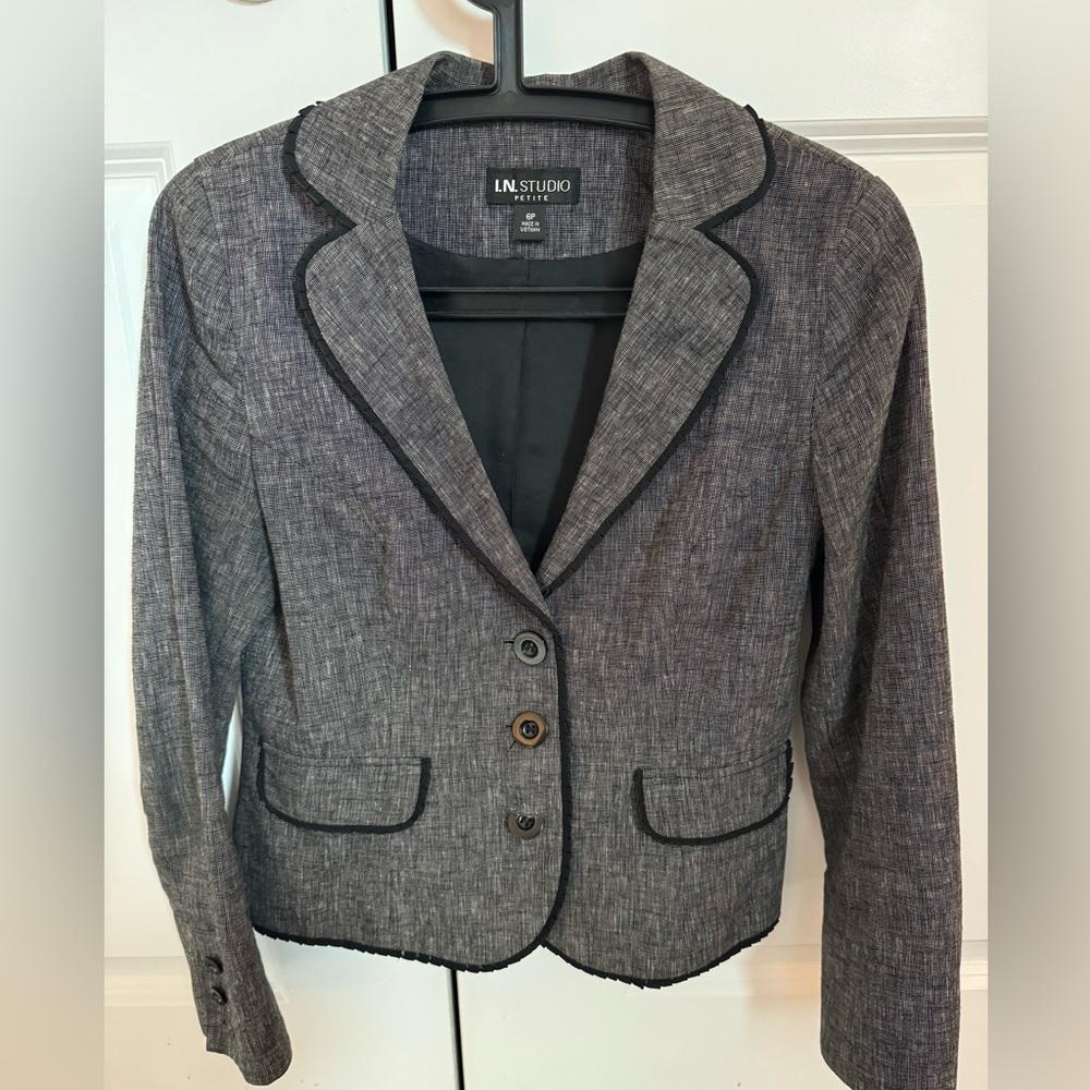 Black & white suit jacket - size 6P